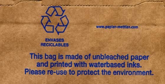 Bolsa ecológica. Lleva impresa la siguiente leyenda: «Esta bolsa está hecha con papel fabricado sin blanqueadores e impresa con tintas al agua. Por favor reutilizar para proteger el medio ambiente».