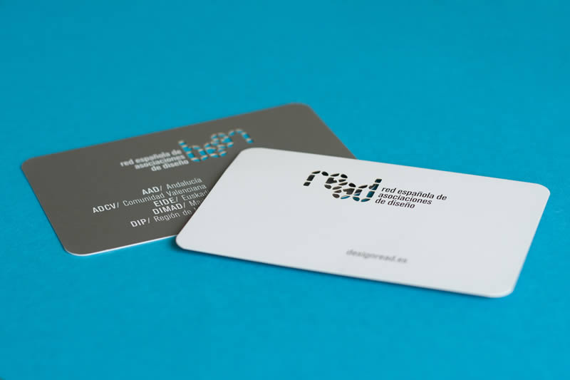Ejemplo: frente y dorso de tarjetas personales con logotipo calado.