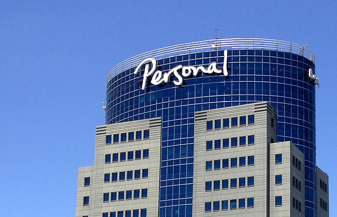 Solo uno de los nuevos logotipos de Personal aplica en la torre corporativa.