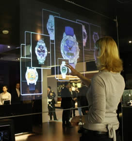 Vidriera de local interactiva, en este caso se utiliza una pantalla touchscreen (sensible al tacto ) combinada con una pantalla flexible.