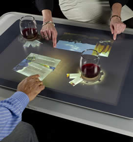 Mesa «Surface de Microsoft» su interface táctil e inteligente permite hacer lo mismo que haríamos en una computadora pero de forma totalmente táctil.