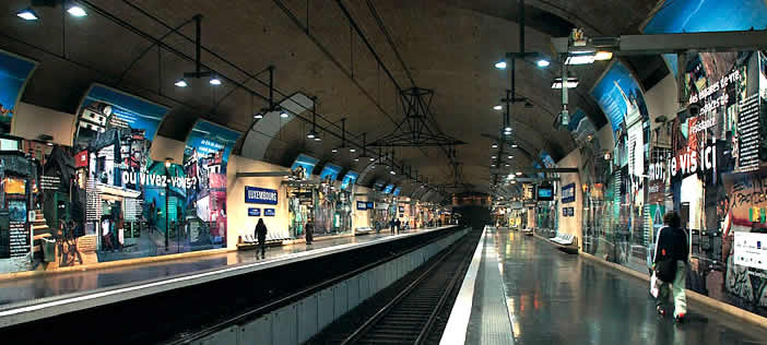 Paula Delecave, Favelité, Collage para representar una favela en la estación del metro Luxenbourg, en París, año 2005.