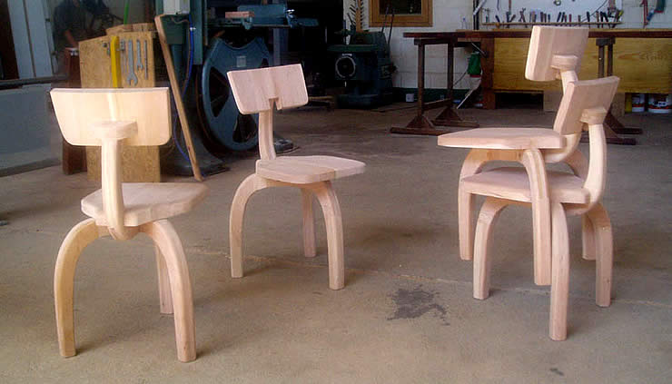  Las sillas en el taller antes de su acabado final