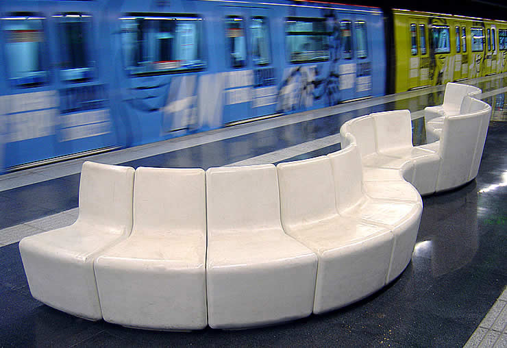 Bancos DOVE colocados en el metro de Barcelona