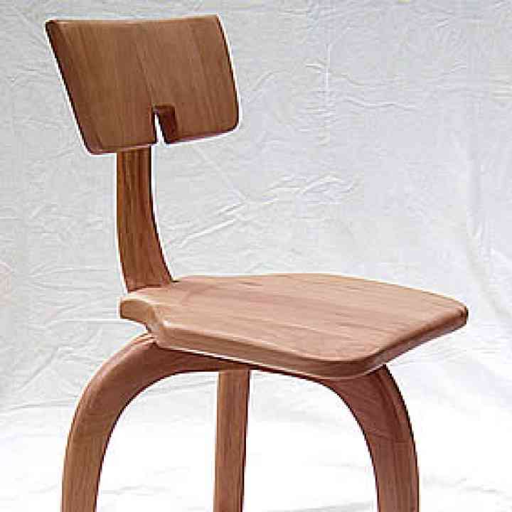 Una silla con patas y pies